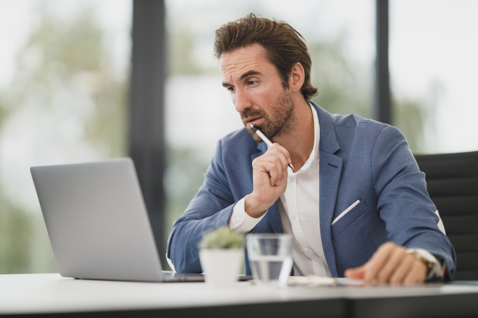 Administrateur aan het werk in een licht kantoor