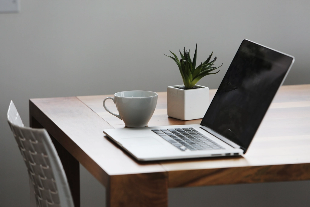Laptop en koffie op een rustige tafel