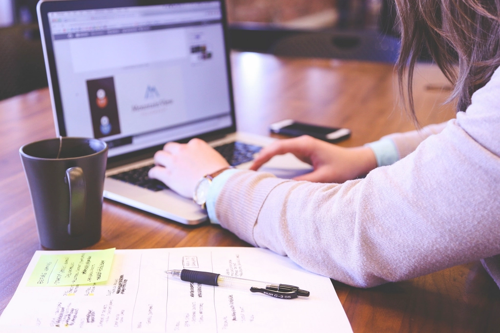 Werken op een laptop met notities