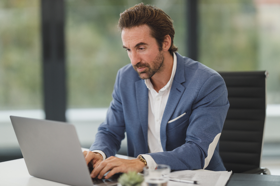 Ondernemer aan het werk op een laptop