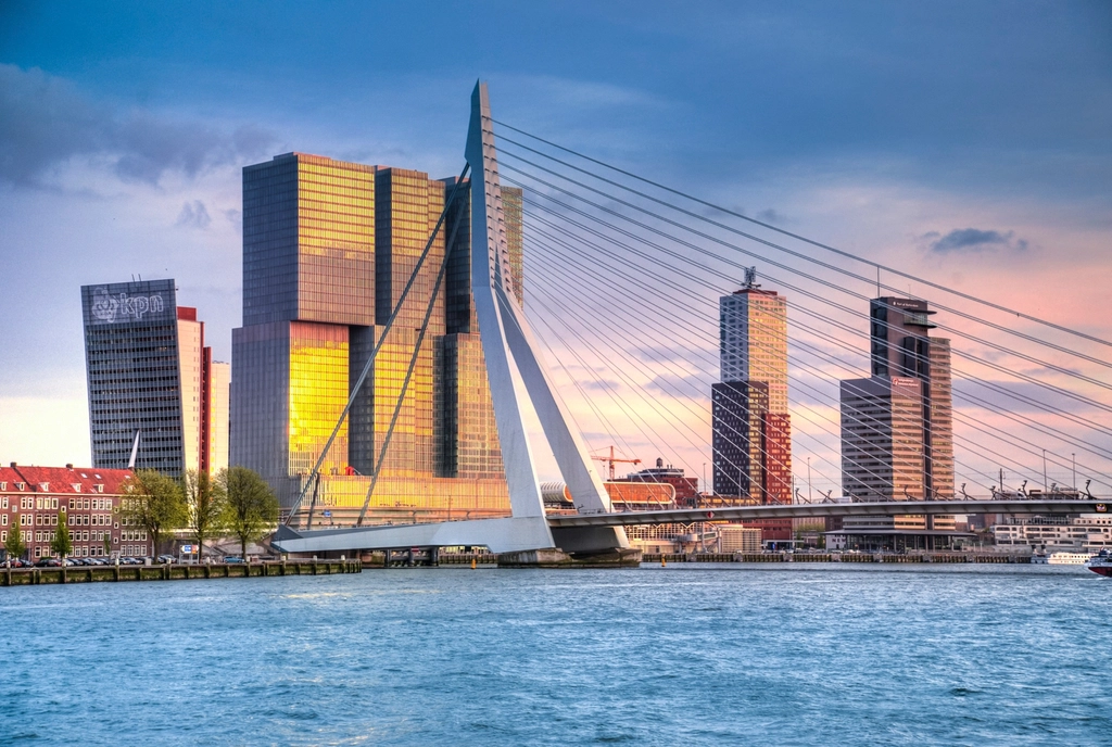 De Kop van Zuid en de Erasmusbrug in Rotterdam
